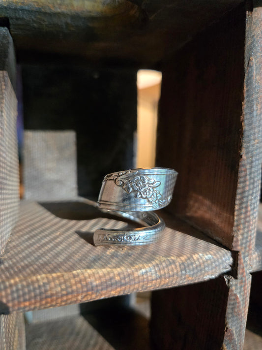 Queen Bess Swirl Ring - Size 8